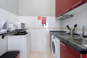 Geladeira, micro-ondas, cooktop, lava-louças