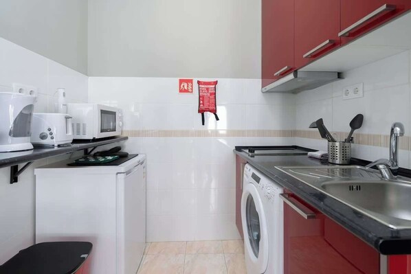 Fridge, microwave, stovetop, dishwasher - Bright Flat Bolhão City Center by HostWise (Porto)
