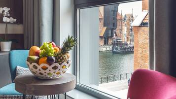 Exclusive-Studiosuite | Wohnbereich | Flachbildfernseher