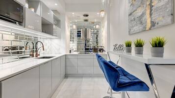 Royal-Apartment | Eigene Kochnische | Kühlschrank, Wasserkocher mit Kaffee-/Teezubehör, Wasserkocher