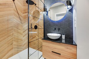Suite studio Élite | Salle de bain | Séchoir à cheveux, serviettes fournies