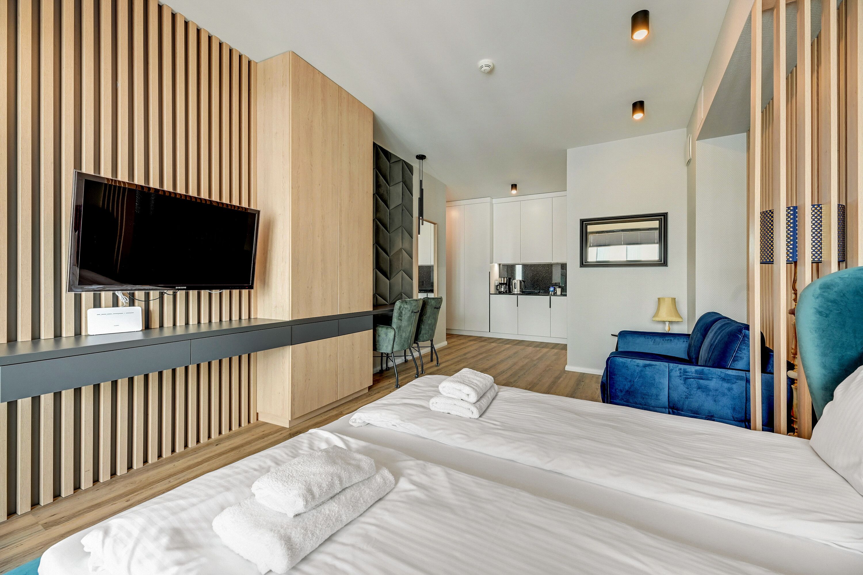 Una habitación de hotel con cama, televisión, escritorio y zona de estar.