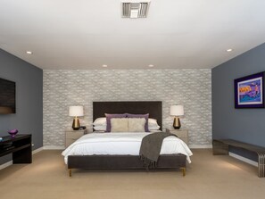 3 bedrooms, desk, Internet, wheelchair access