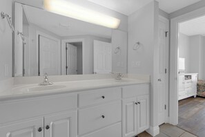 Bathtub, towels