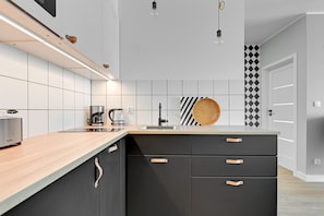 Apartamento Deluxe | Cocina básica privada | Frigorífico, microondas, placa de cocina y lavavajillas