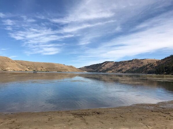 Beach nearby, beach towels - Cozy lake house escape w/covered deck to enjoy the views & close community beach (Davenport)