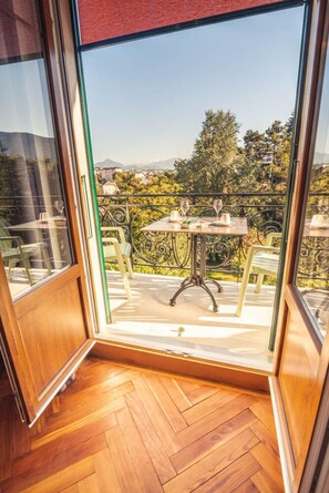 Deluxe Triple Room (Cèdre) | Balcony - Domaine du Pressoir (Ambilly)