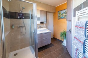 Classic Double Room, 1 Double Bed (Marronier) | Bathroom - Domaine du Pressoir (Ambilly)