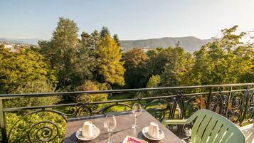 Deluxe Triple Room (Cèdre) | Balcony view