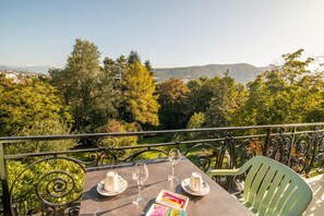 Deluxe Triple Room (Cèdre) | Balcony view - Domaine du Pressoir (Ambilly)