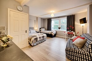 Studio Apartment 4 | Hypo-allergenic bedding, desk, free WiFi, bed sheets - Grey Stone Studio Apartments (Halifax)