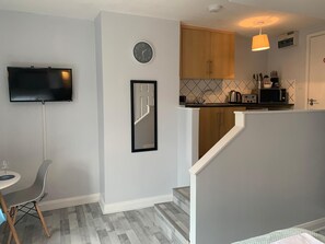Studio Apartment 6 | Hypo-allergenic bedding, desk, free WiFi, bed sheets - Grey Stone Studio Apartments (Halifax)