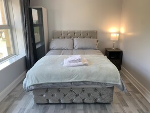 Studio Apartment 8 | Hypo-allergenic bedding, desk, free WiFi, bed sheets - Grey Stone Studio Apartments (Halifax)