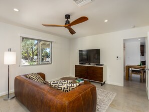 テレビ、卓球台