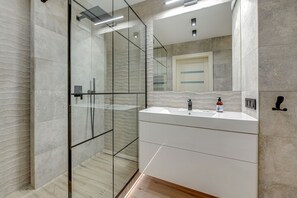 Family Apartment | Bathroom | Hair dryer, towels, soap, toilet paper - Comfort Apartments Dolny Sopot (Sopot)
