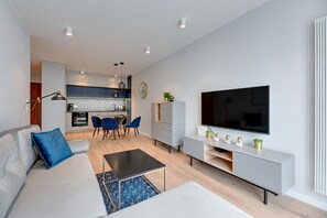 Apartamento de lujo | Sala de estar | Una televisión de pantalla plana