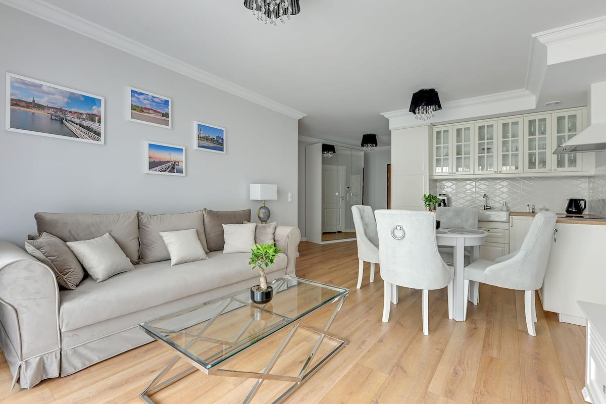 Premier appartement | Woonkamer | Flatscreentelevisie