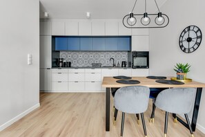 Apartamento Premium | Cocina básica privada | Frigorífico, microondas, cafetera o tetera y hervidor eléctrico