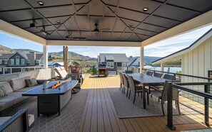 Outdoor dining - Welcome to Lake Escape at Lake Chelan (Chelan)