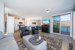 Smart TV, fireplace, DVD player, stereo - Welcome to Lake Escape at Lake Chelan (Chelan)
