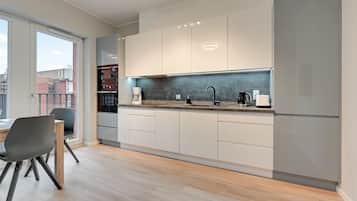 Premier appartement, 1 slaapkamer | Privékitchenette | Een koelkast/vriezer, een koffiezetapparaat/waterkoker, een waterkoker