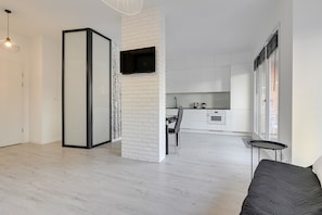 Standard-Apartment, 1 Schlafzimmer | Wohnbereich | 30-cm-Flachbildfernseher mit Kabelempfang, Fernseher