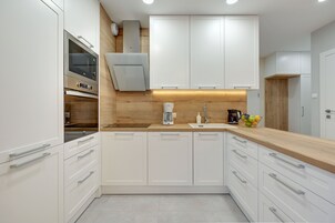 Family Apartment, 2 Bedrooms | Dapur peribadi | Pembancuh kopi/teh, peti sejuk/penyejuk beku saiz penuh, cerek elektrik 