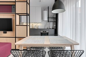 Departamento de diseñador, 1 habitación | Área de sala de estar | Televisión de pantalla plana de 30 cm con canales por cable 