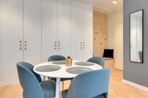 Deluxe Apartment, 1 Bedroom | Dining room