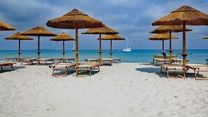 På stranden og solsenger