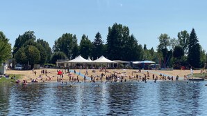 A lakeside park with tents, a sandy beach, and a playground. - Les Rives du Cher (Montrichard Val de Cher)