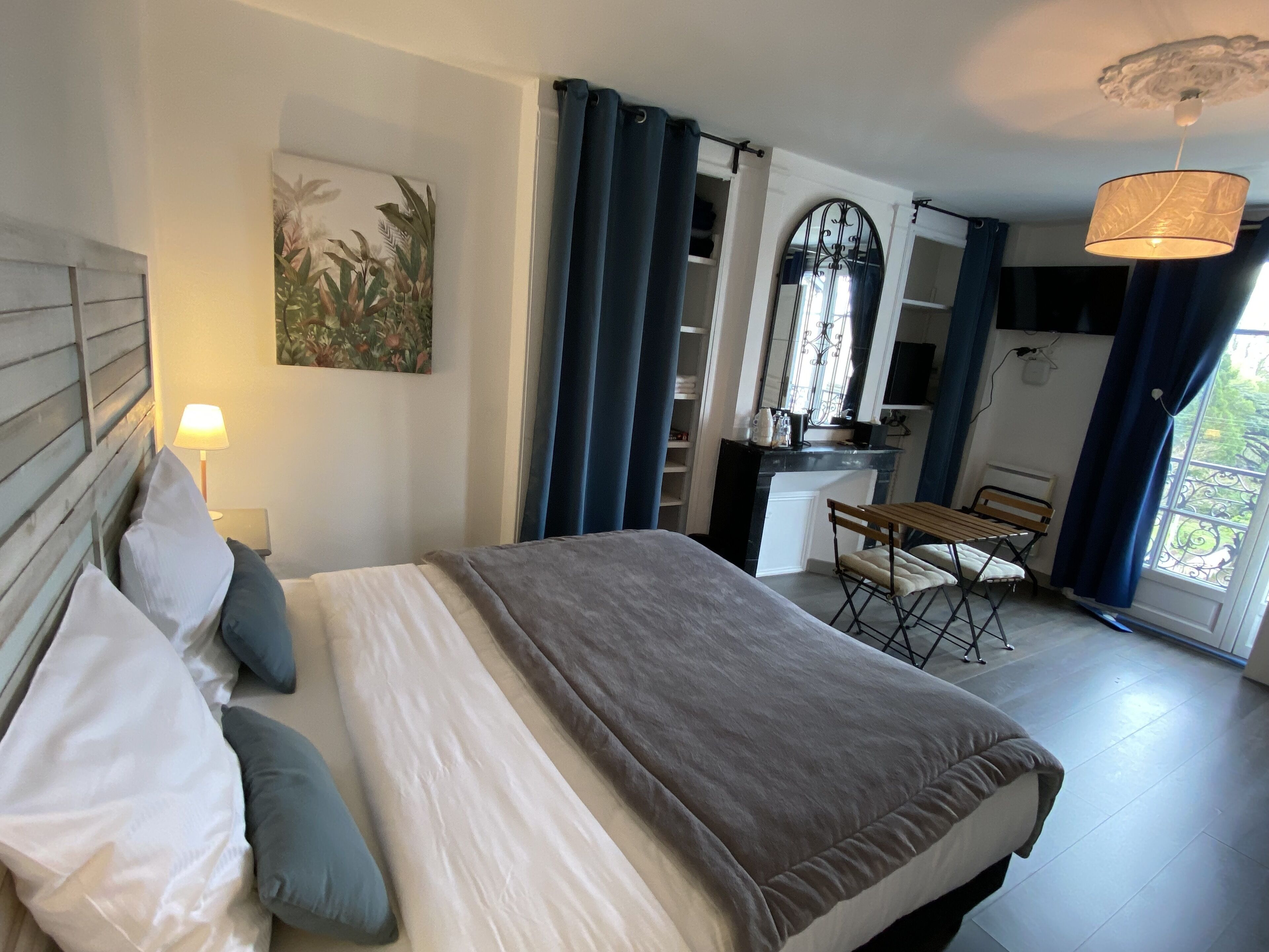 BOHEMIAN INSPIRATION | Minibar, individually decorated, individually furnished