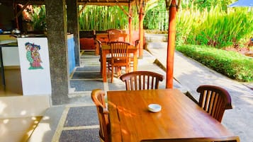 供应早餐、午餐和晚餐