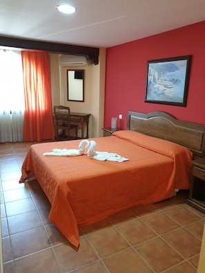 办公桌、笔记本电脑工作区、遮光窗帘、隔音