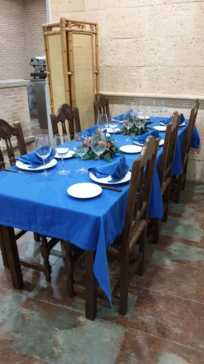Daily continental breakfast for a fee - Hostal Don Lucas (Villaluenga de la Sagra)