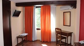 Schreibtisch, laptopgeeigneter Arbeitsplatz, Verdunkelungsvorhänge