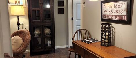 Televisión de pantalla plana y libros