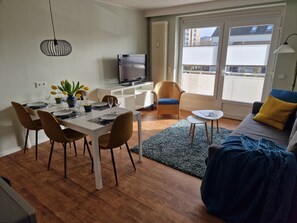 TV, DVD player, books, music library - Modern, centrally and quietly located vacation apartment by the sea in Büsum  (Büsum)
