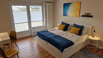 2 slaapkamers, een bureau, een strijkplank/strijkijzer, reisbedje