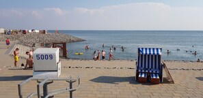 På stranden og solsenger