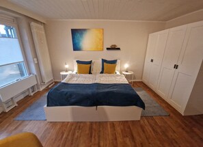 2 habitaciones, escritorio y tabla de planchar con plancha 