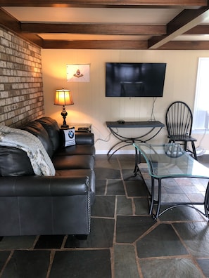Smart TV, fireplace, books, stereo