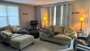 Smart TV, fireplace, books, stereo