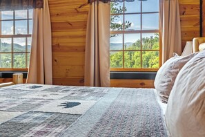 3 bedrooms, desk, iron/ironing board, free WiFi - 3 King Bedrooms • Near Dolly • Indoor Pickle Ball • Luxury Cabin w/ Hot Tub (Gatlinburg)