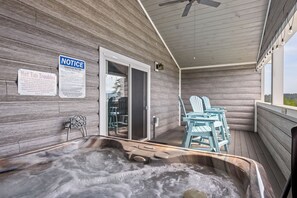 Terrace/patio - 3 King Bedrooms • Near Dolly • Indoor Pickle Ball • Luxury Cabin w/ Hot Tub (Gatlinburg)