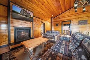 Smart TV, fireplace, books - 3 King Bedrooms • Near Dolly • Indoor Pickle Ball • Luxury Cabin w/ Hot Tub (Gatlinburg)