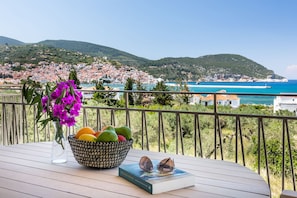 Outdoor dining - Villa Kingstone Luxury property