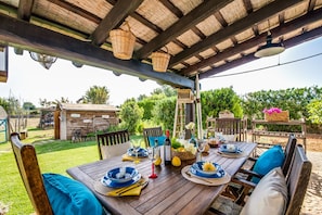 تناول الطعام بالخارج