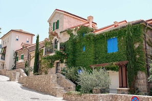 Vista frontal de la propiedad