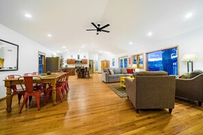 Televisión, chimenea, futbolito y libros 